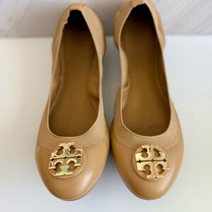 Tory Burch Claire Leather Elastic Ballet gold logo Flats Beige Tan Size 7 shoes